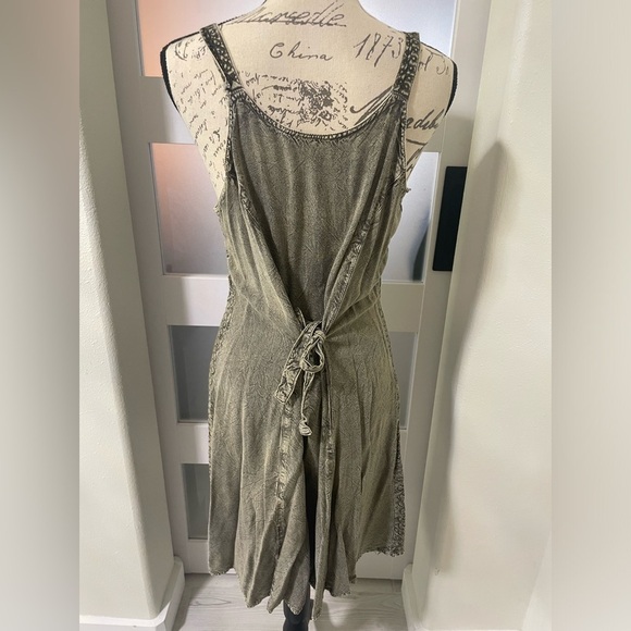 Magic Green Midi Dress with Buttoned Style and Spaghetti Straps - Picture 3 of 7